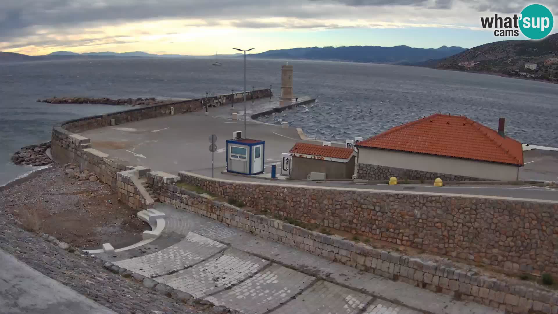 Senj Hafen Webcam – Wellenbrecher & Leuchtturm Liveblick
