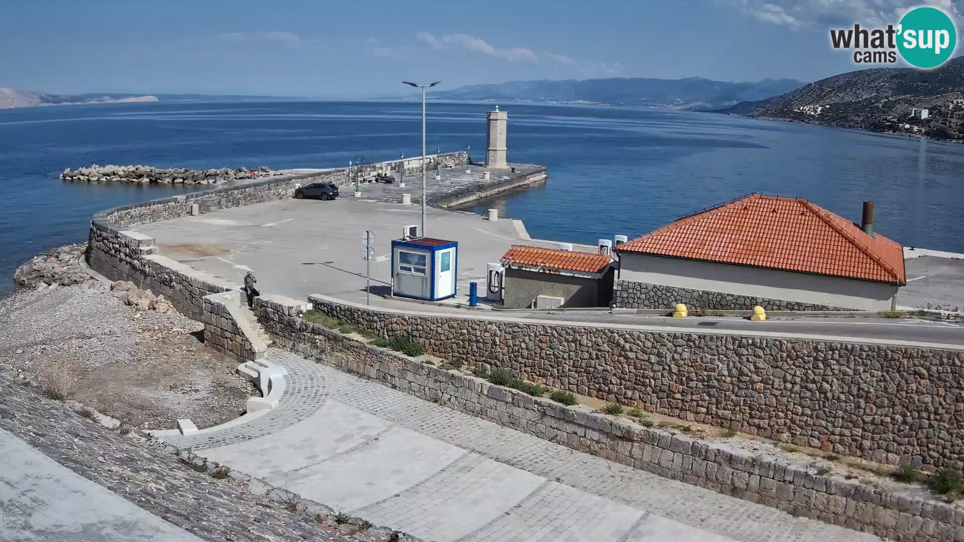 Spletna kamera Senj pristanišče – Pogled na valobran in svetilnik