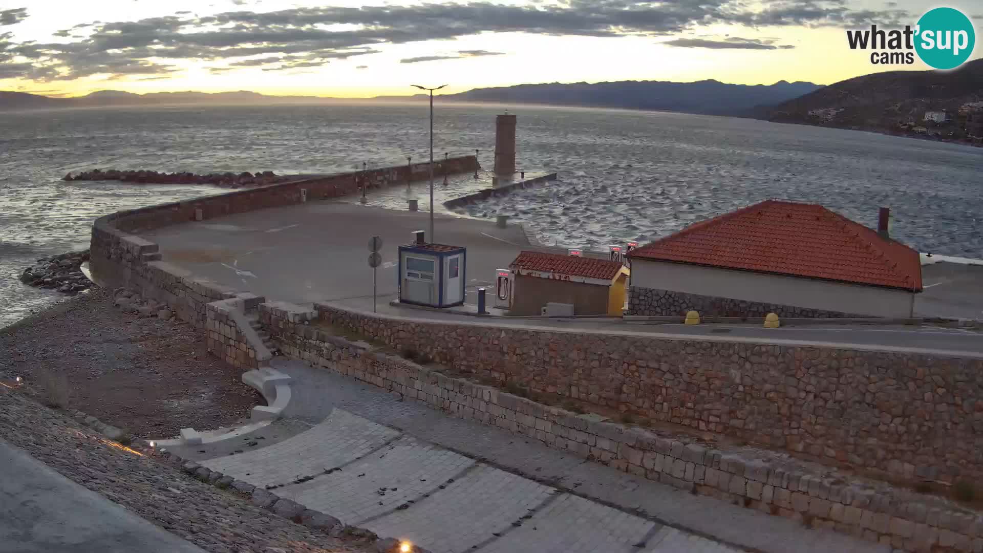 Senj Hafen Webcam – Wellenbrecher & Leuchtturm Liveblick