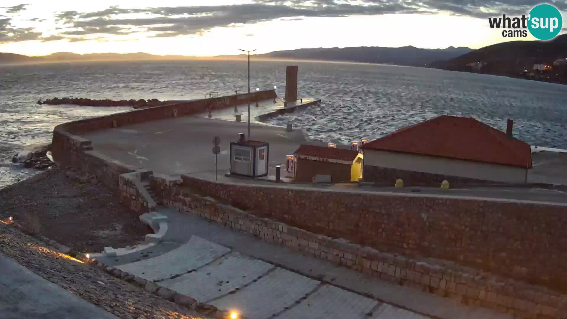 Web kamera Senj luka – Lukobran i svjetionik uživo