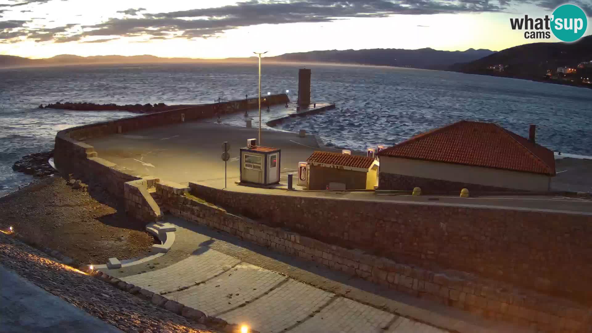 Webcam port de Senj – Vue sur la jetée et le phare