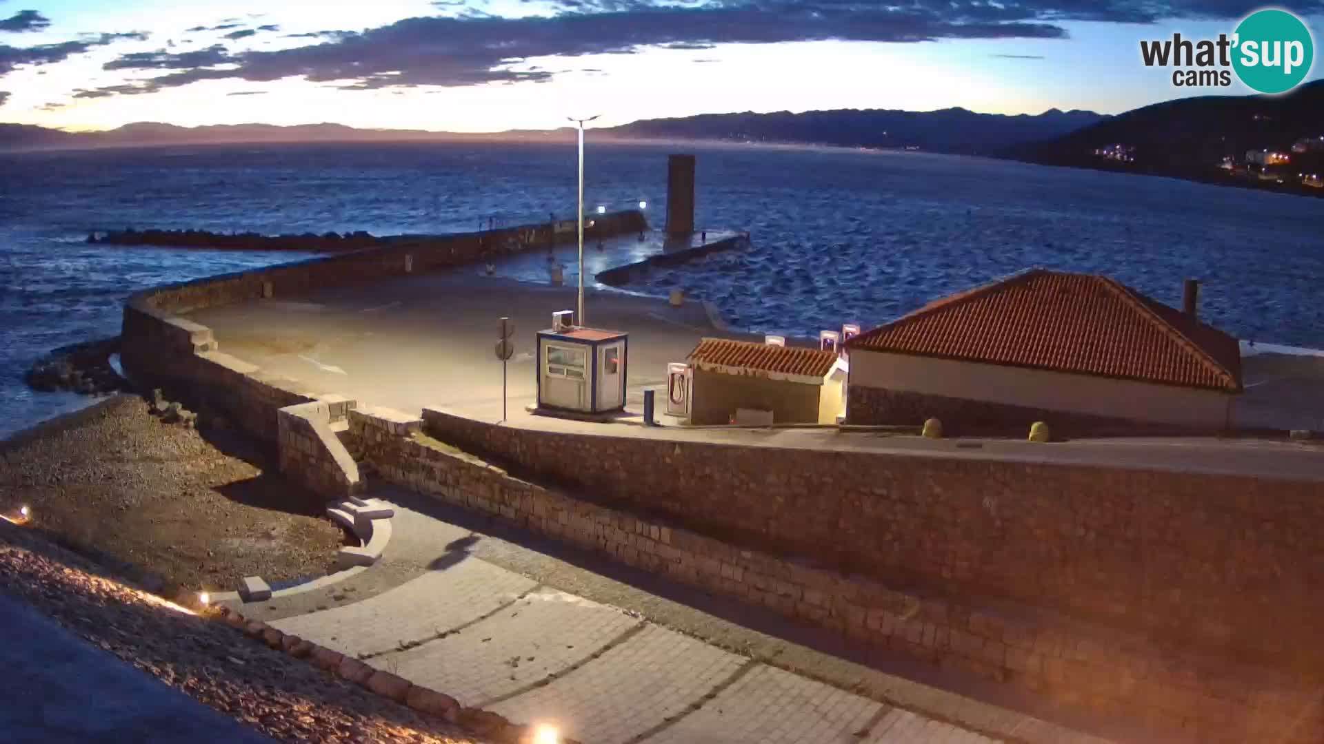 Spletna kamera Senj pristanišče – Pogled na valobran in svetilnik