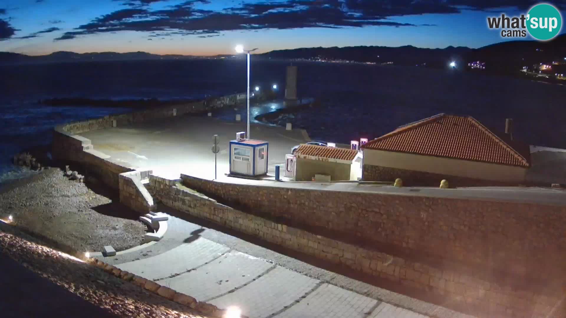 Web kamera Senj luka – Lukobran i svjetionik uživo