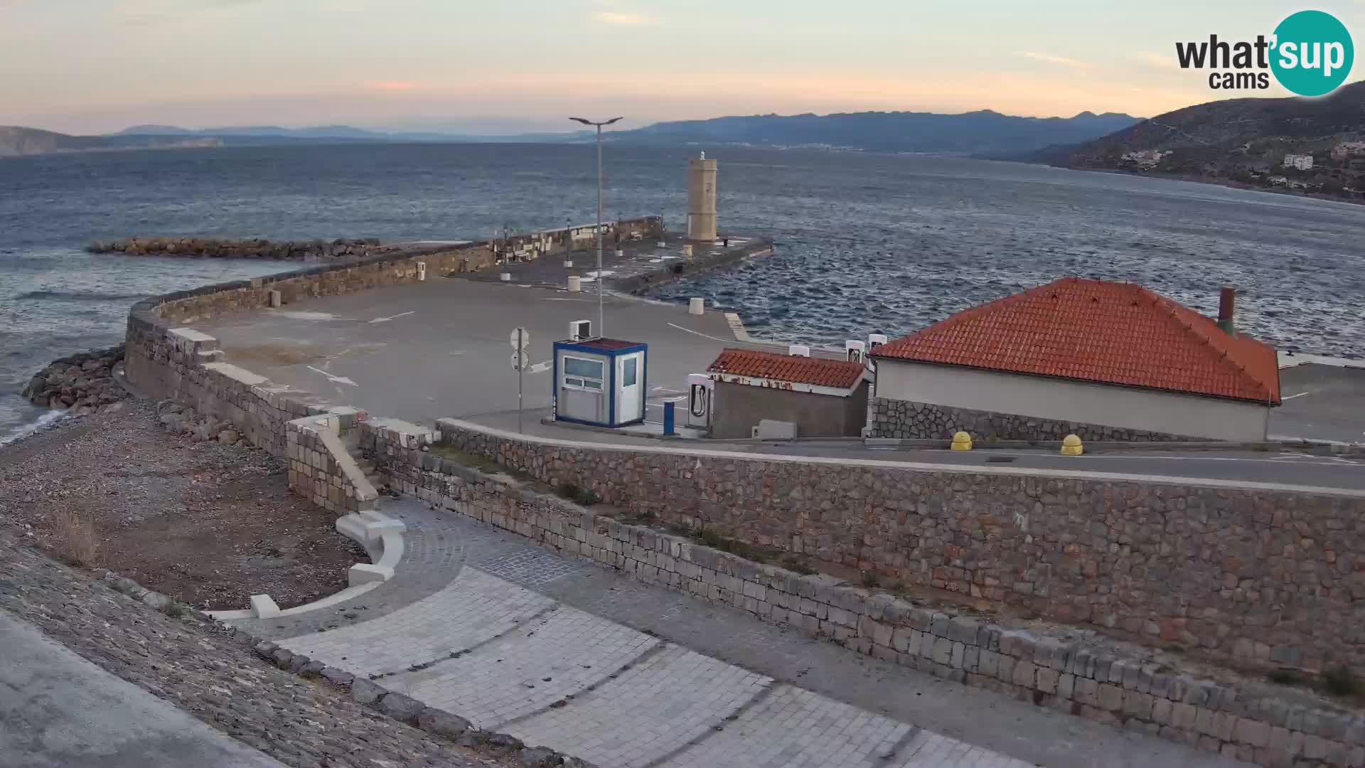 Webcam port de Senj – Vue sur la jetée et le phare