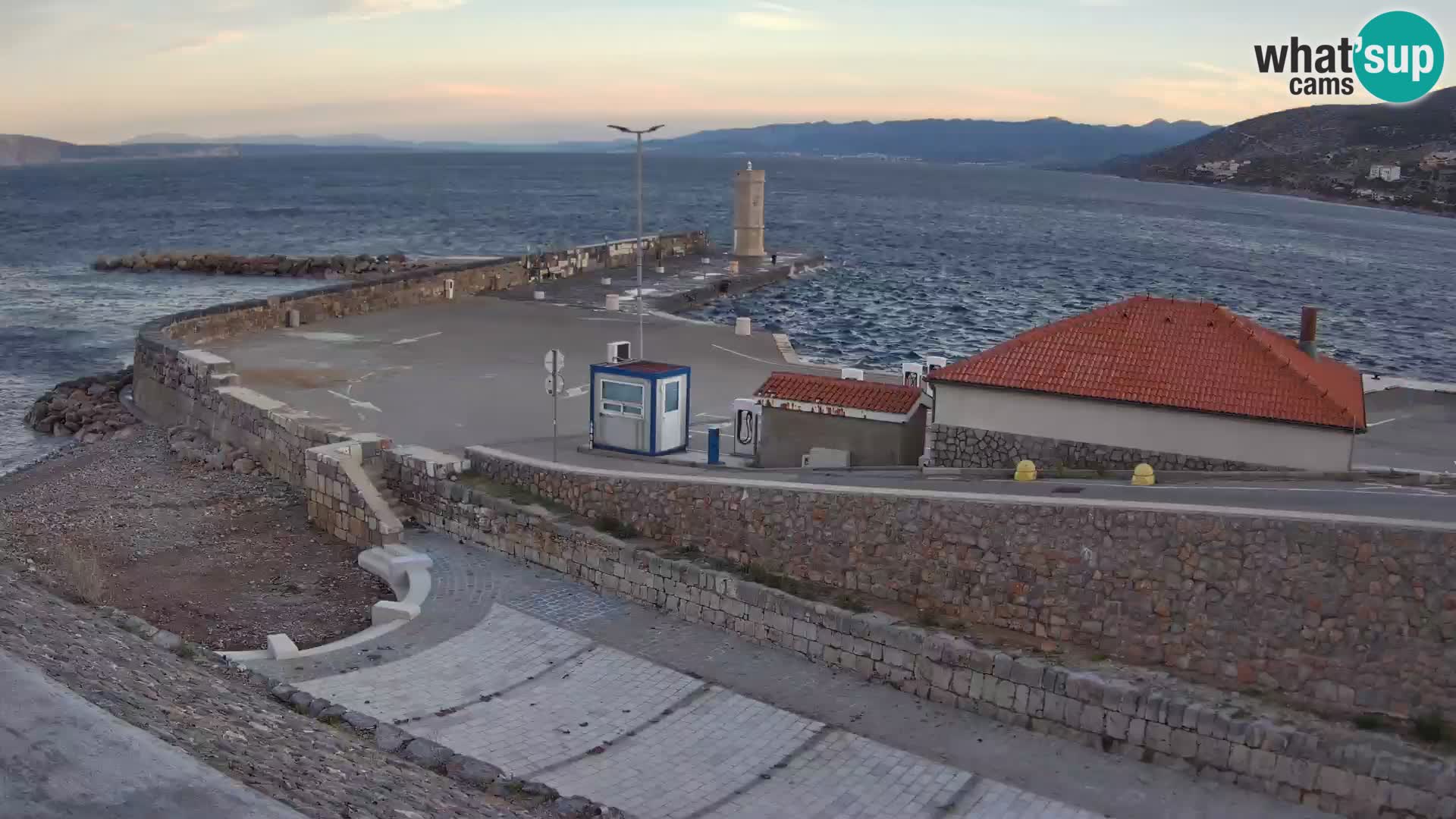 Senj Hafen Webcam – Wellenbrecher & Leuchtturm Liveblick