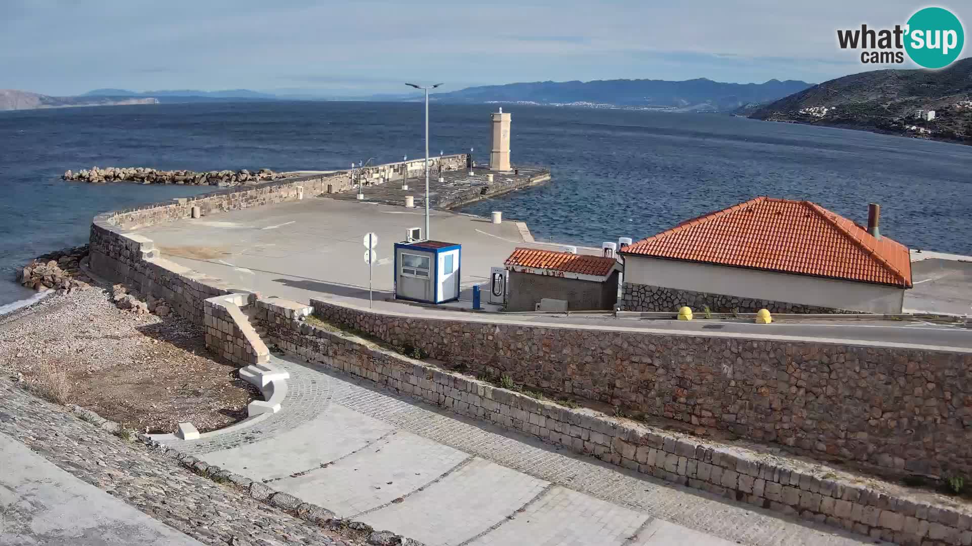 Spletna kamera Senj pristanišče – Pogled na valobran in svetilnik