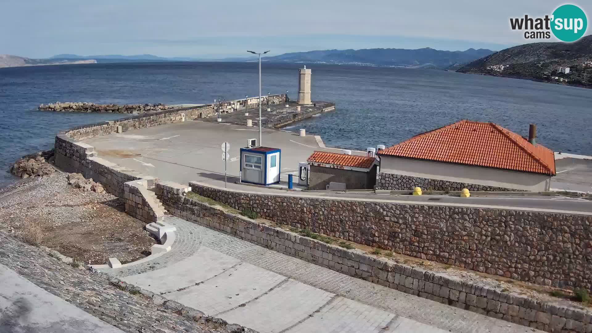 Spletna kamera Senj pristanišče – Pogled na valobran in svetilnik