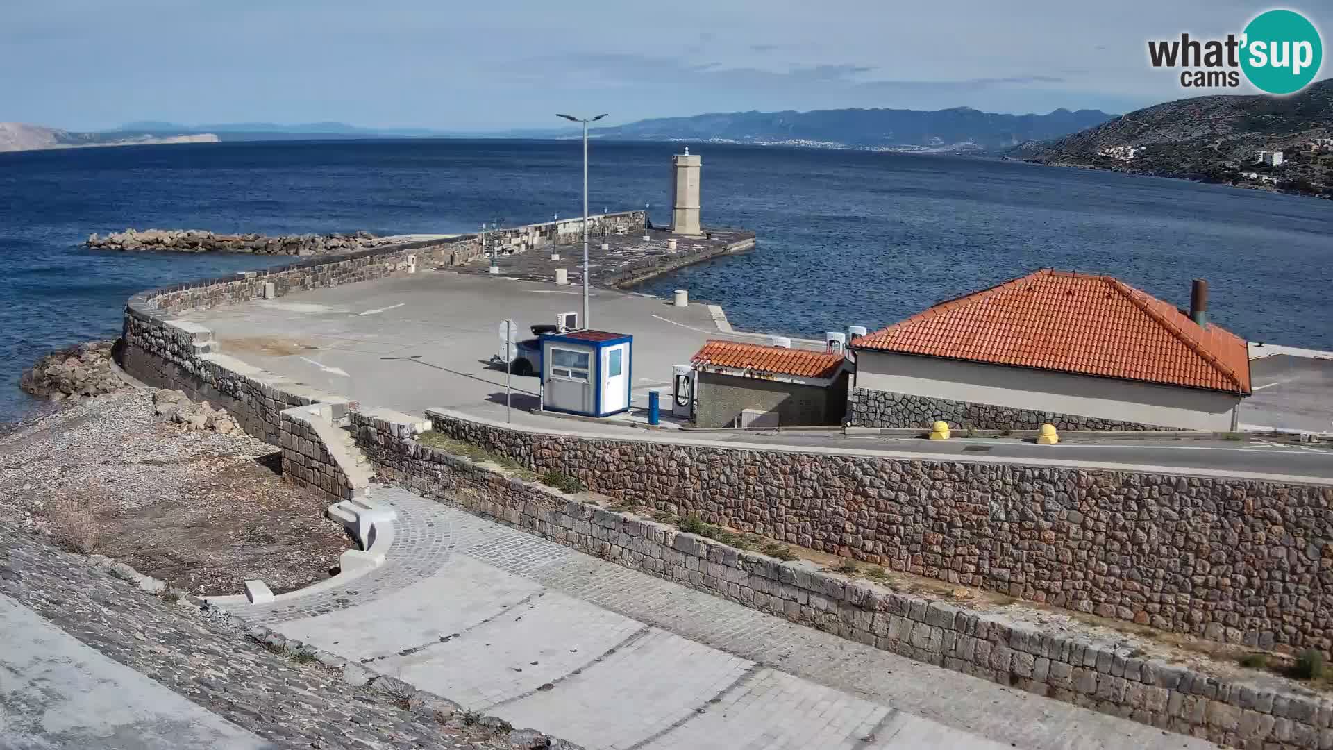 Spletna kamera Senj pristanišče – Pogled na valobran in svetilnik