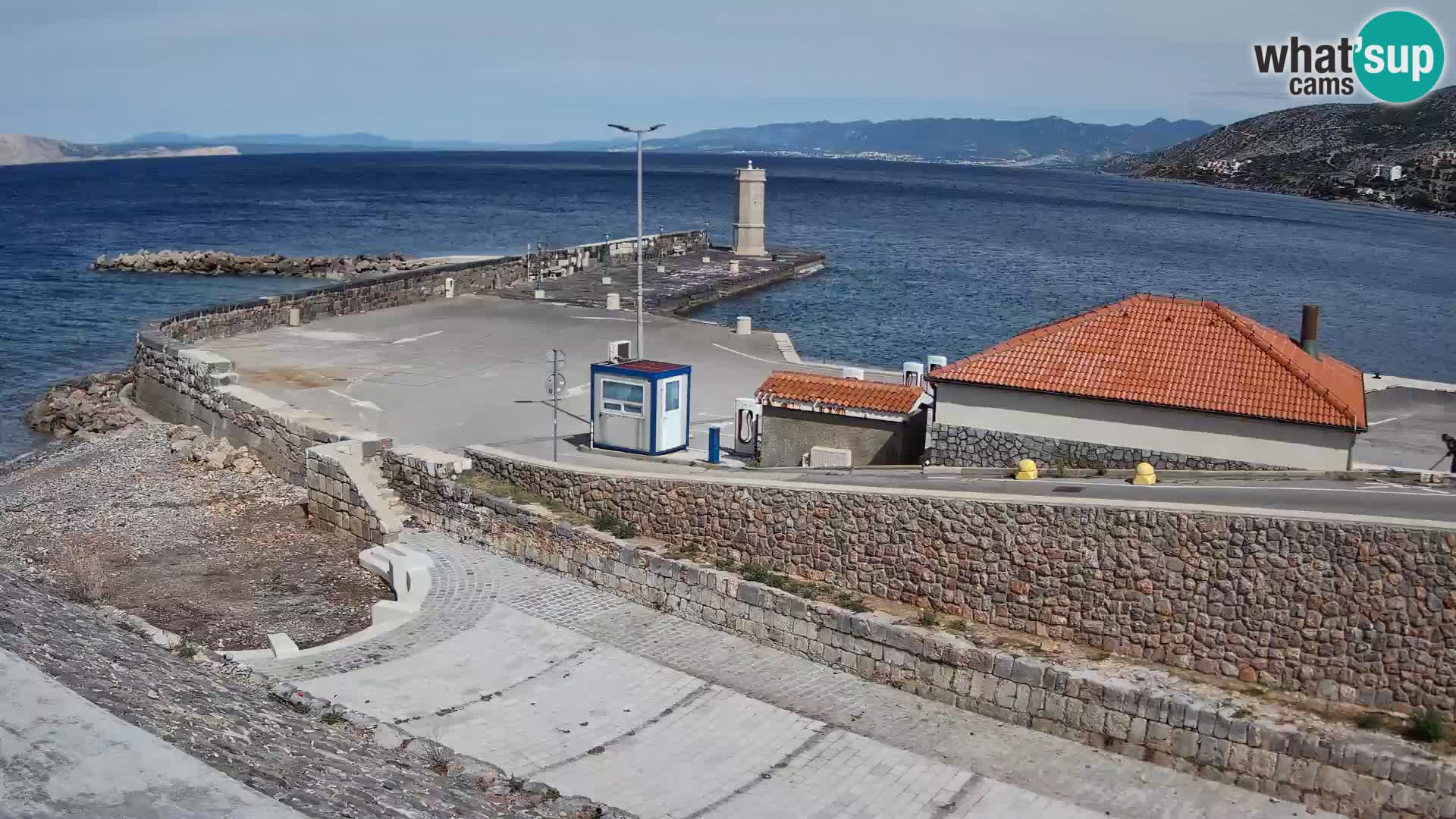 Spletna kamera Senj pristanišče – Pogled na valobran in svetilnik