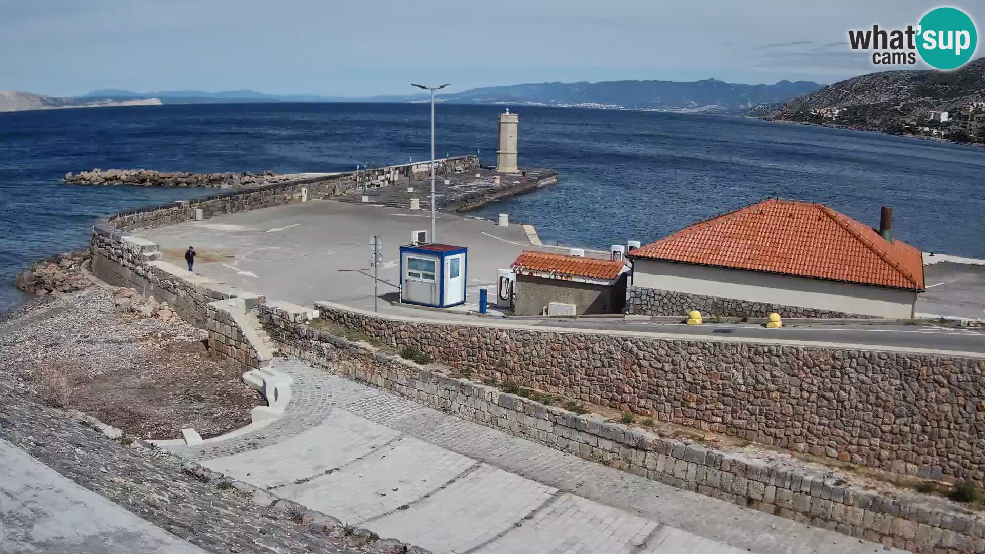 Spletna kamera Senj pristanišče – Pogled na valobran in svetilnik