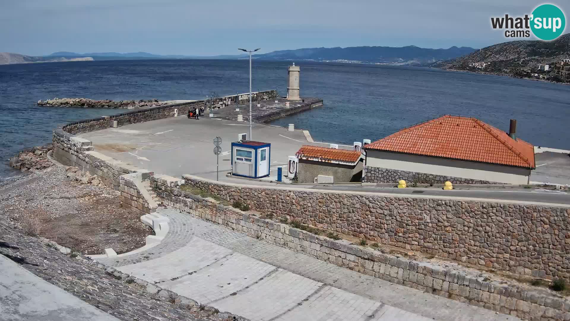 Spletna kamera Senj pristanišče – Pogled na valobran in svetilnik