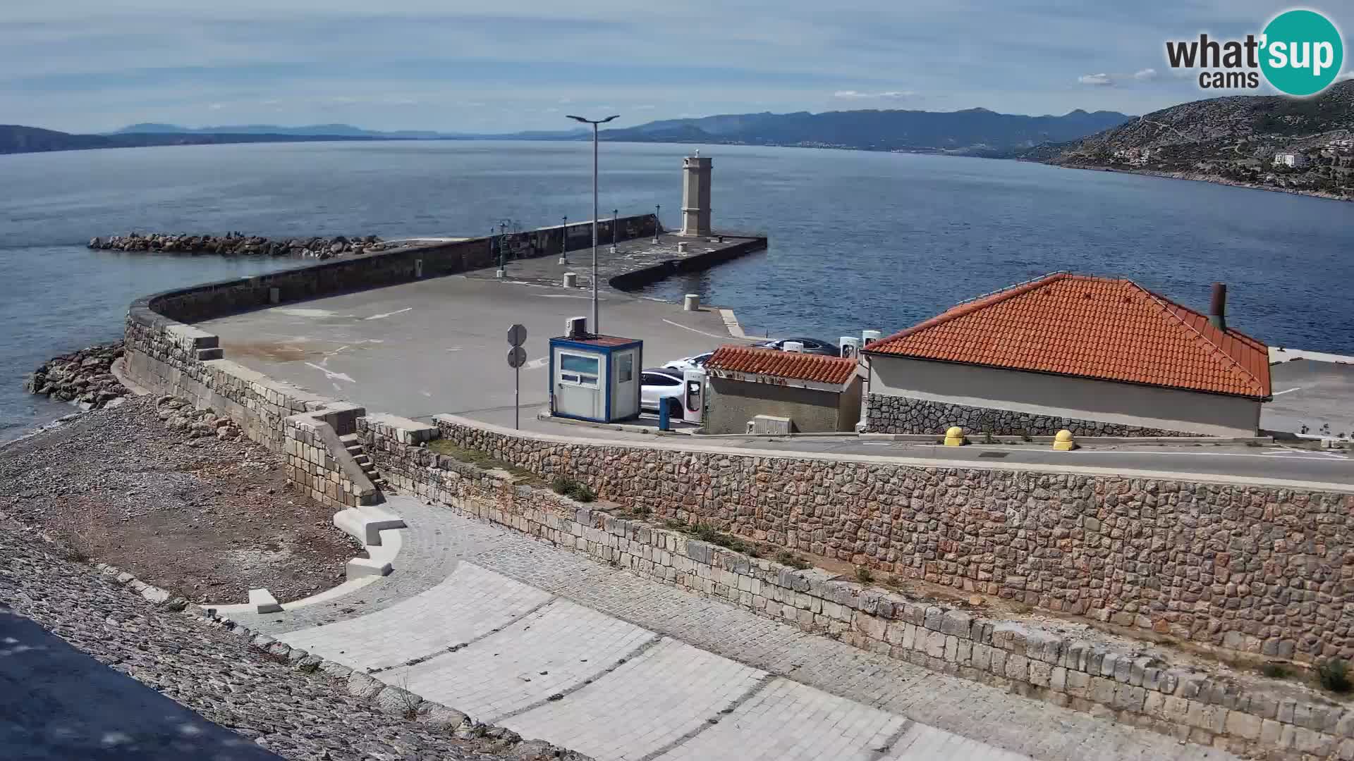 Spletna kamera Senj pristanišče – Pogled na valobran in svetilnik