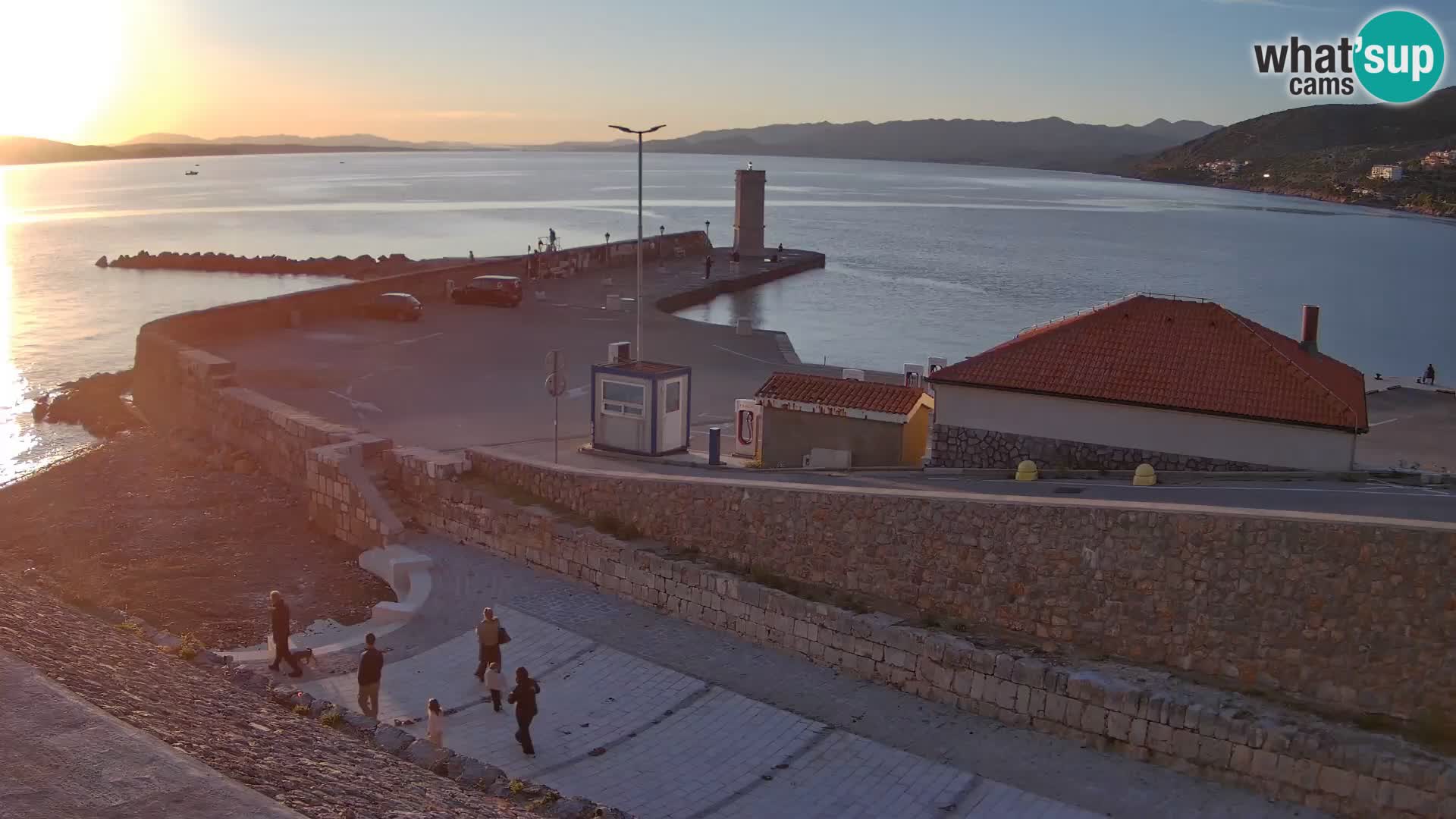 Spletna kamera Senj pristanišče – Pogled na valobran in svetilnik
