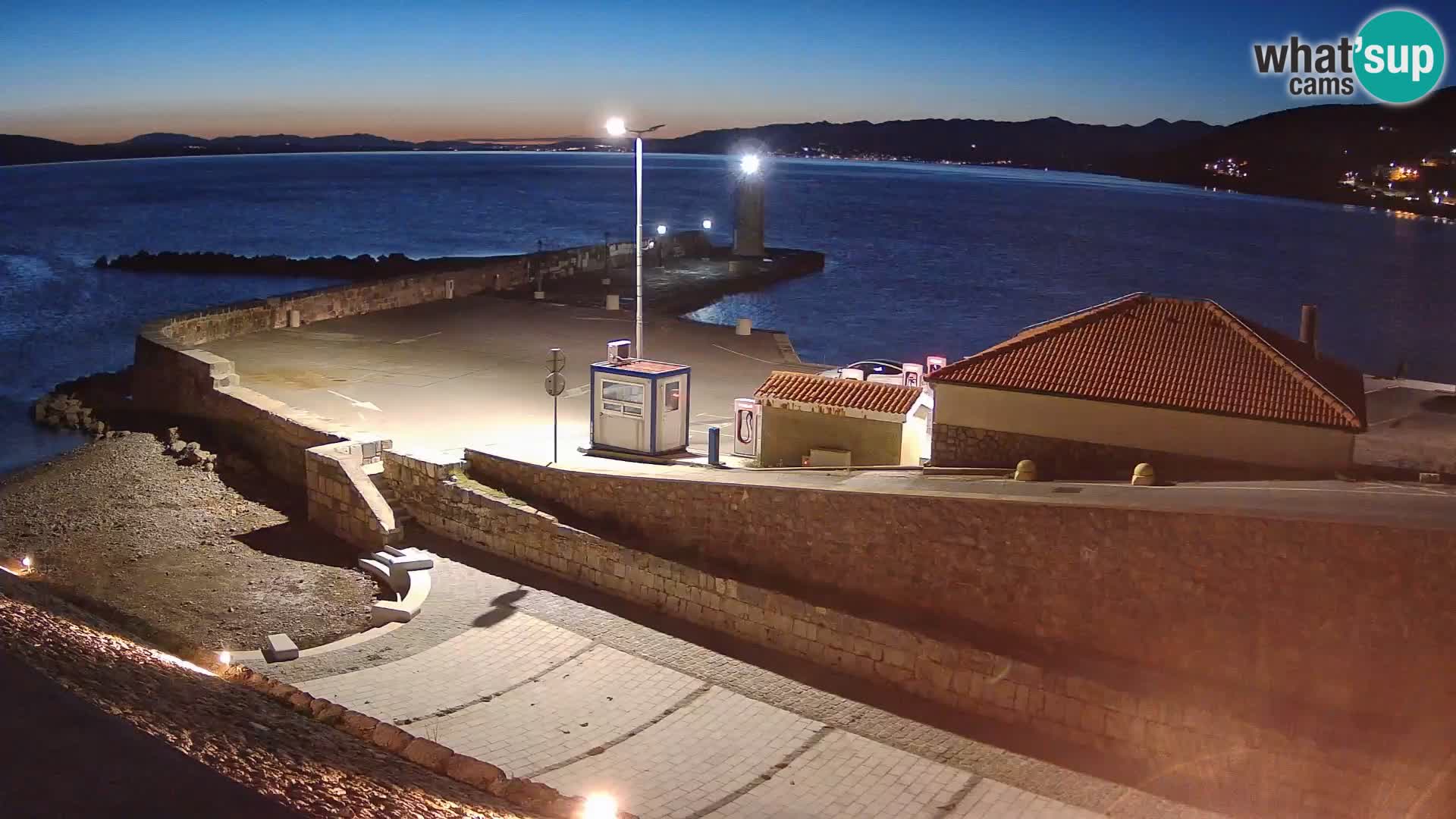 Spletna kamera Senj pristanišče – Pogled na valobran in svetilnik