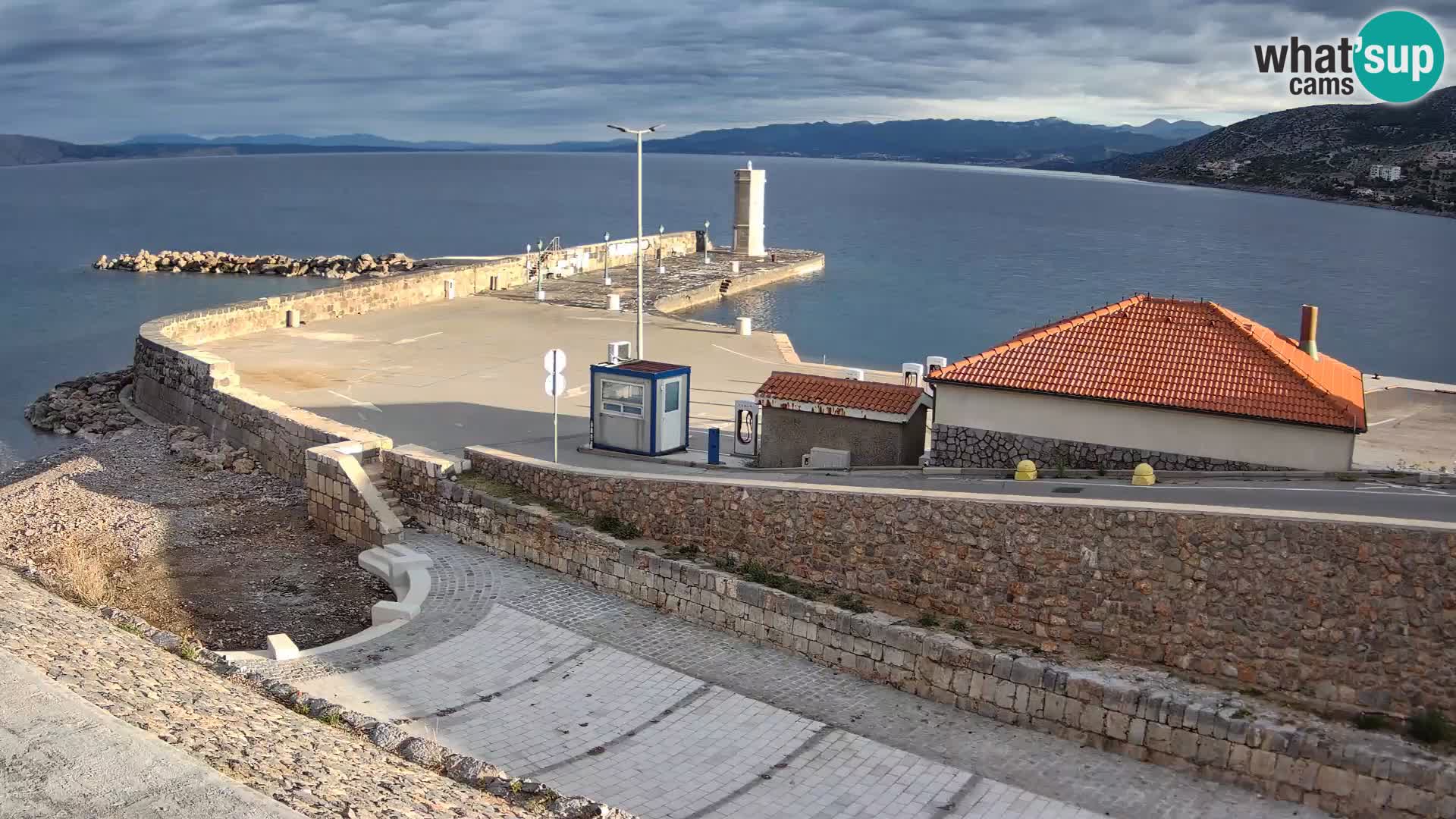 Senj Hafen Webcam – Wellenbrecher & Leuchtturm Liveblick
