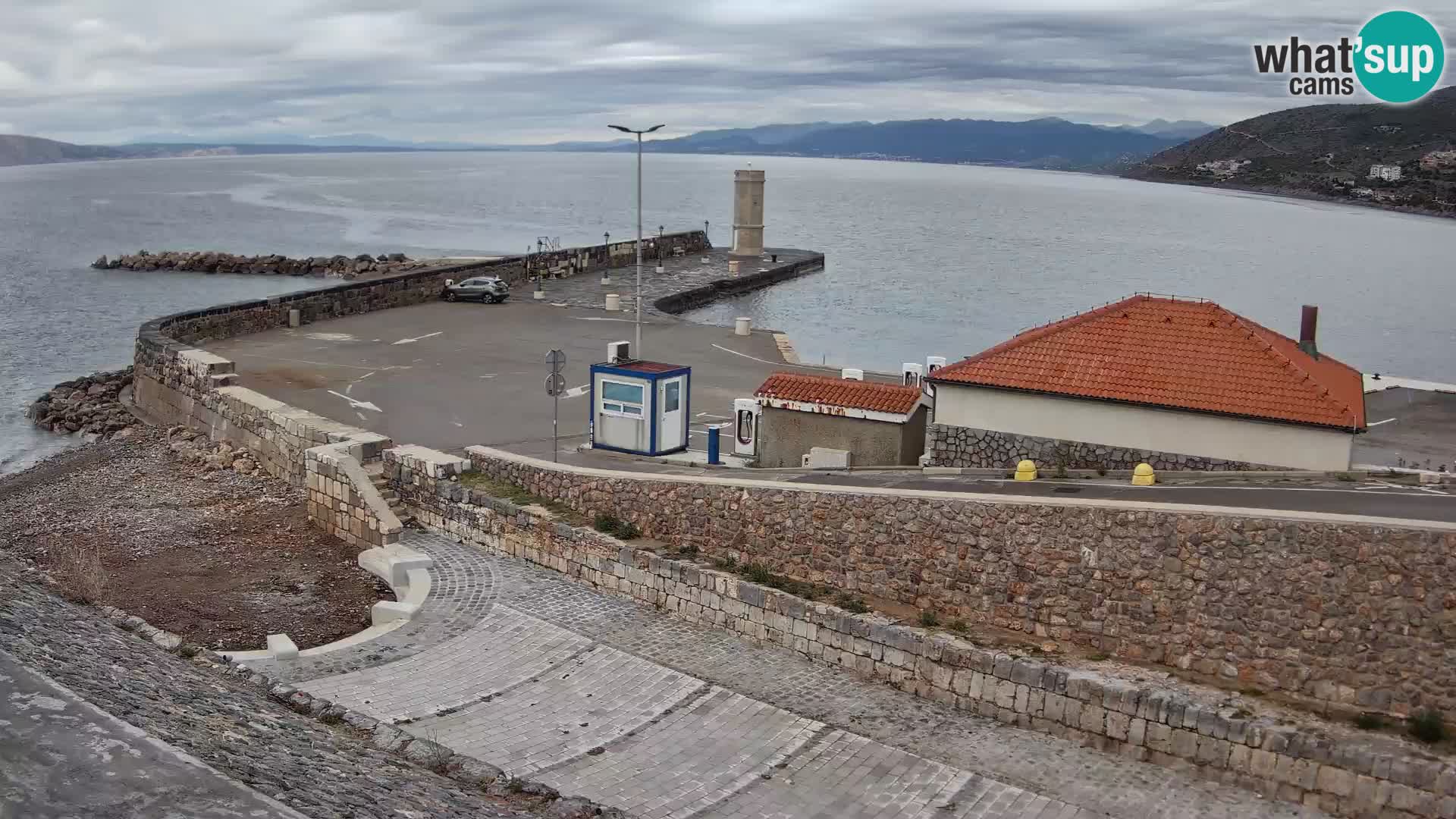 Spletna kamera Senj pristanišče – Pogled na valobran in svetilnik