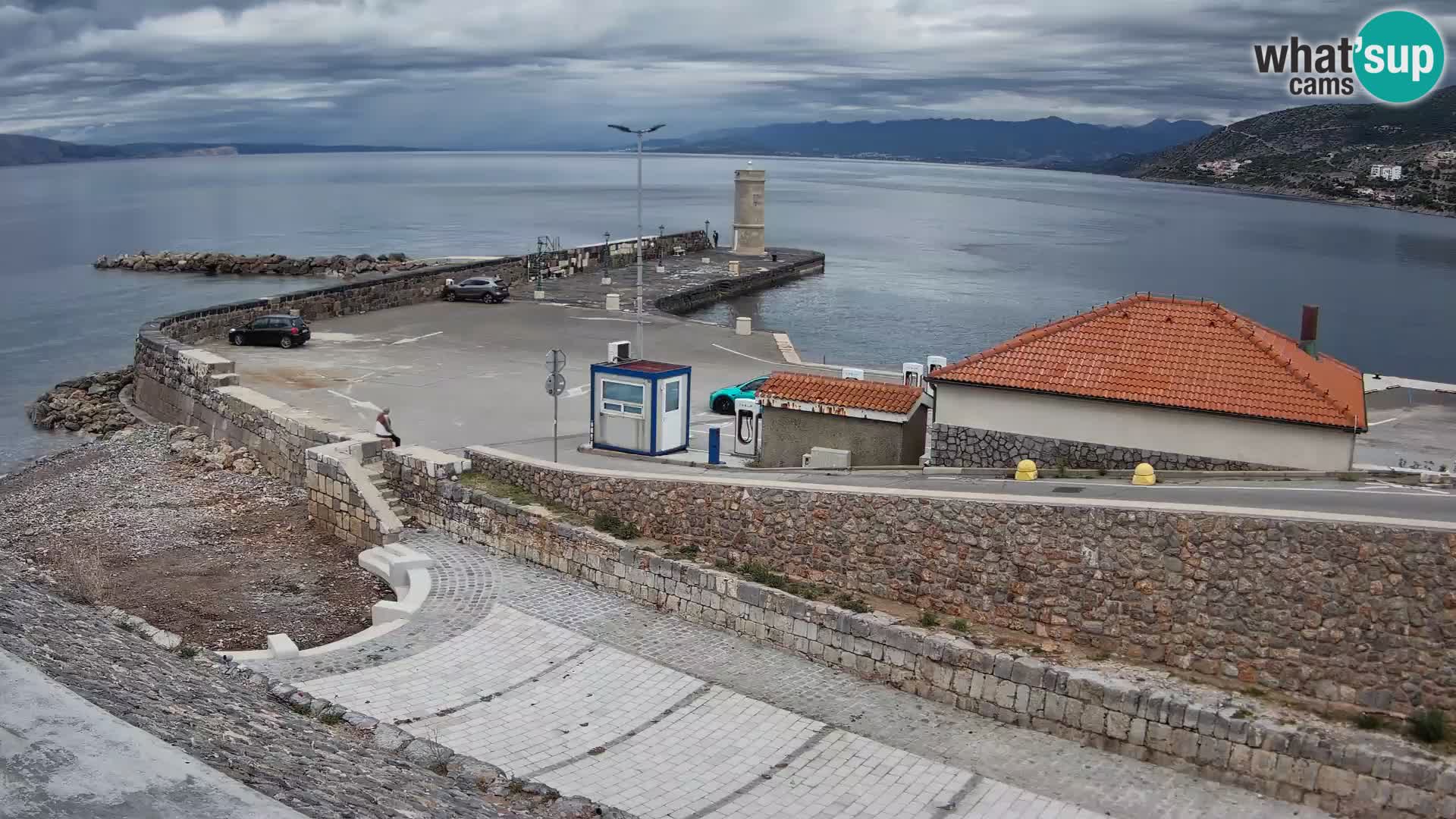 Spletna kamera Senj pristanišče – Pogled na valobran in svetilnik