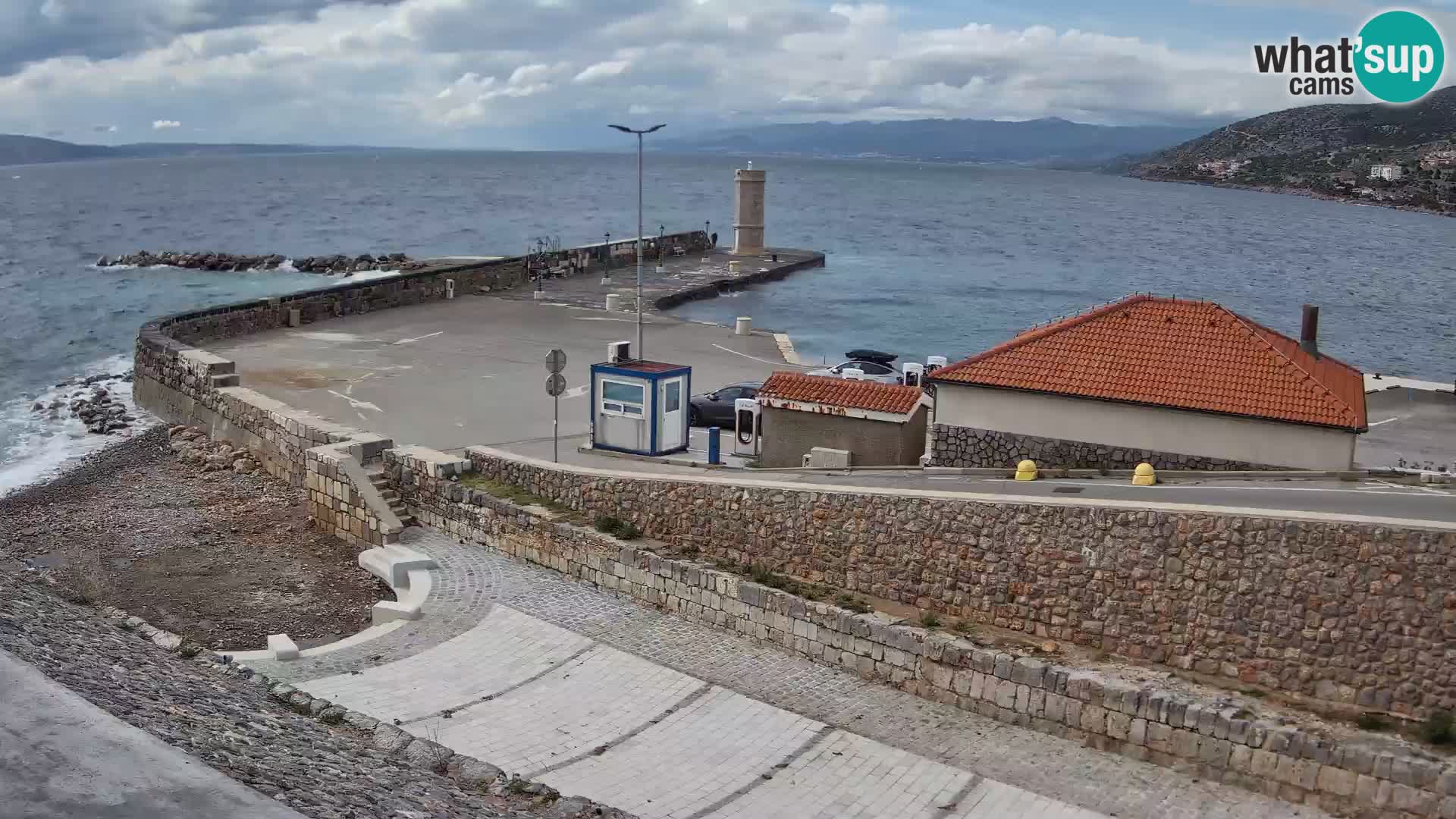 Spletna kamera Senj pristanišče – Pogled na valobran in svetilnik