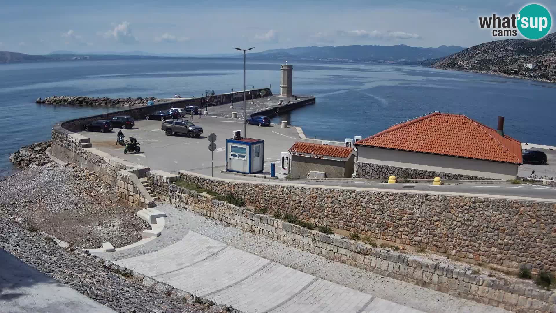 Spletna kamera Senj pristanišče – Pogled na valobran in svetilnik