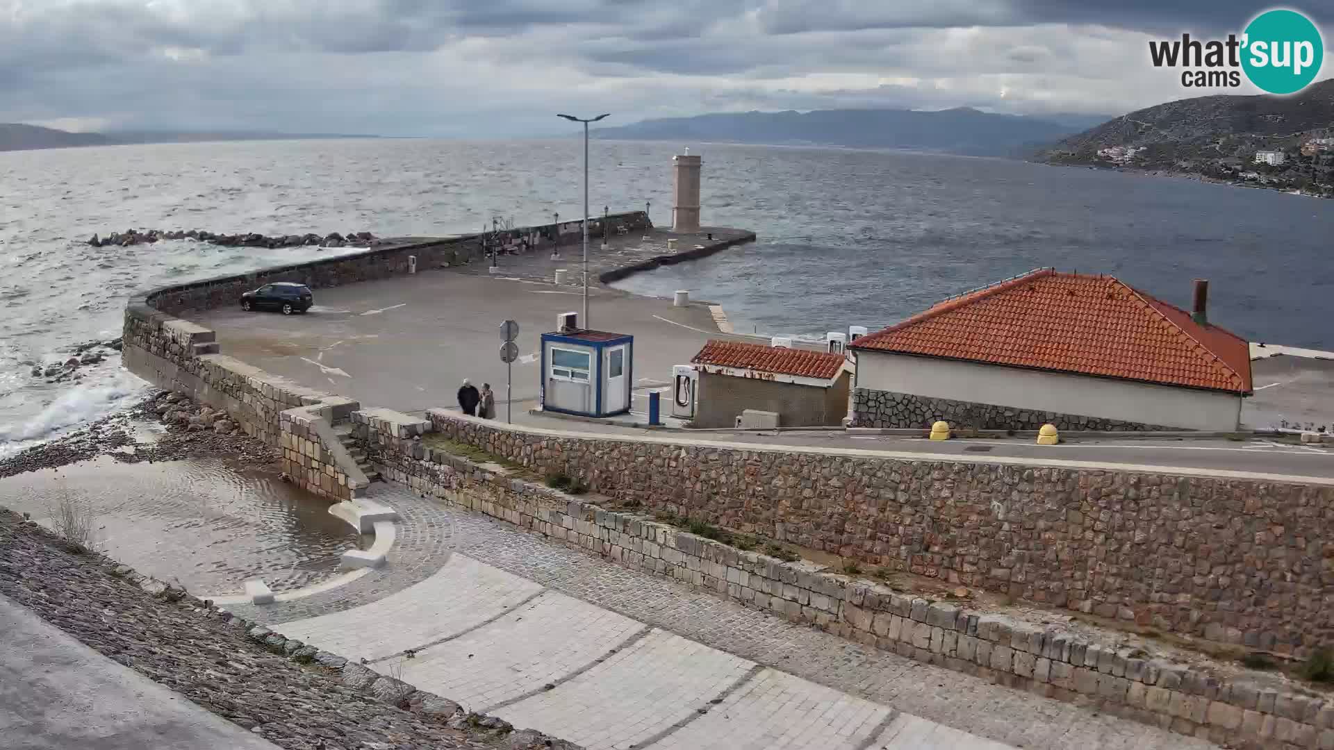 Spletna kamera Senj pristanišče – Pogled na valobran in svetilnik