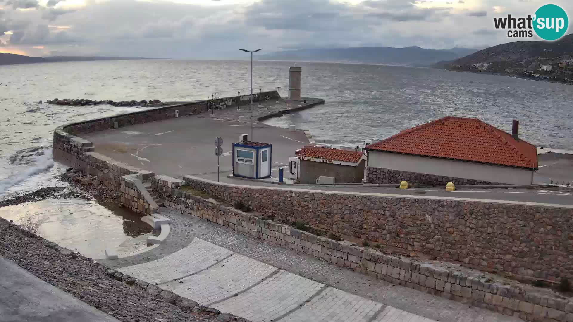 Web kamera Senj luka – Lukobran i svjetionik uživo