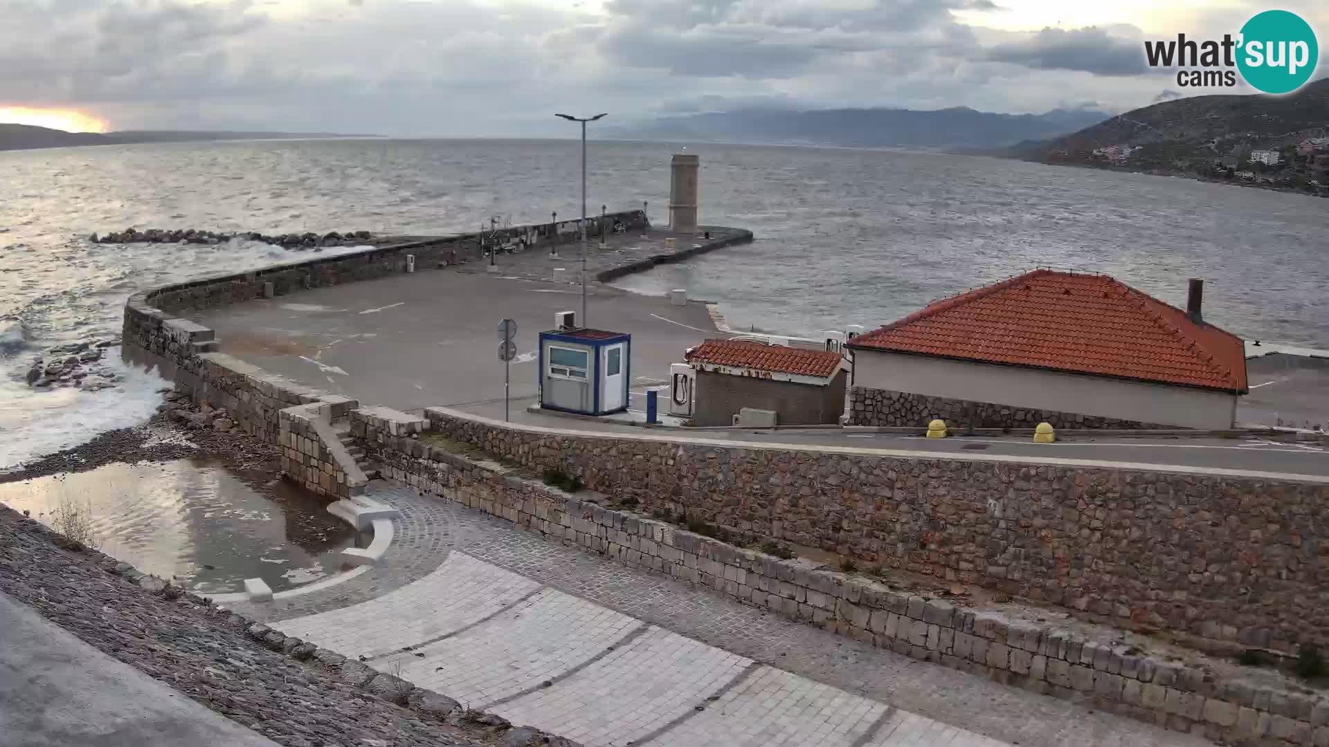 Webcam port de Senj – Vue sur la jetée et le phare