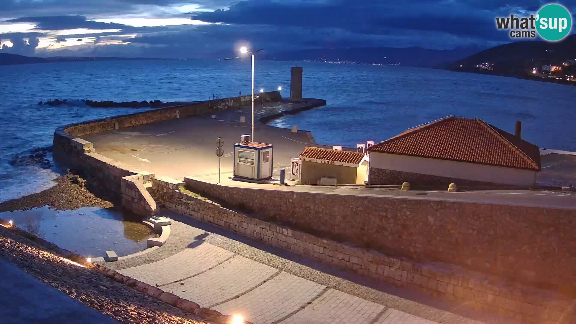 Spletna kamera Senj pristanišče – Pogled na valobran in svetilnik