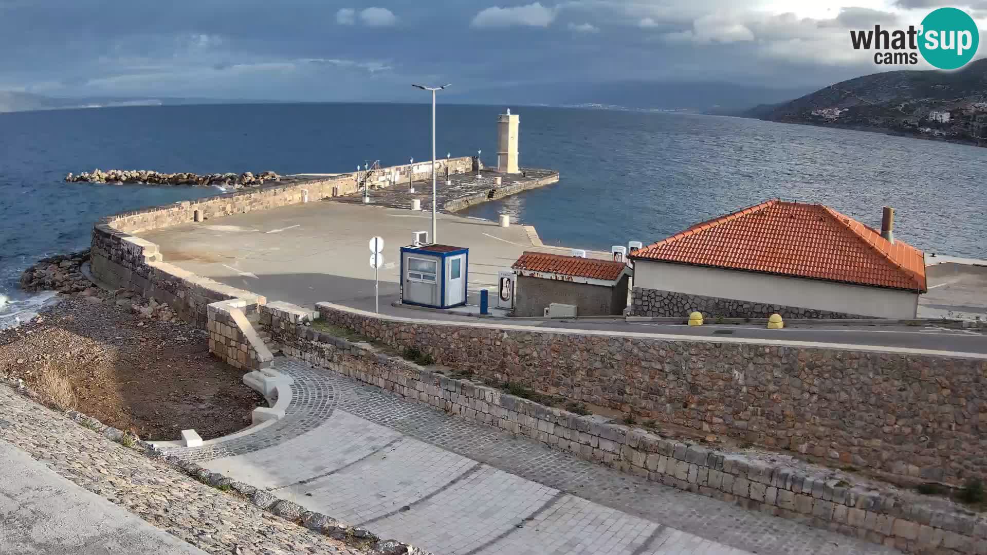 Senj Hafen Webcam – Wellenbrecher & Leuchtturm Liveblick