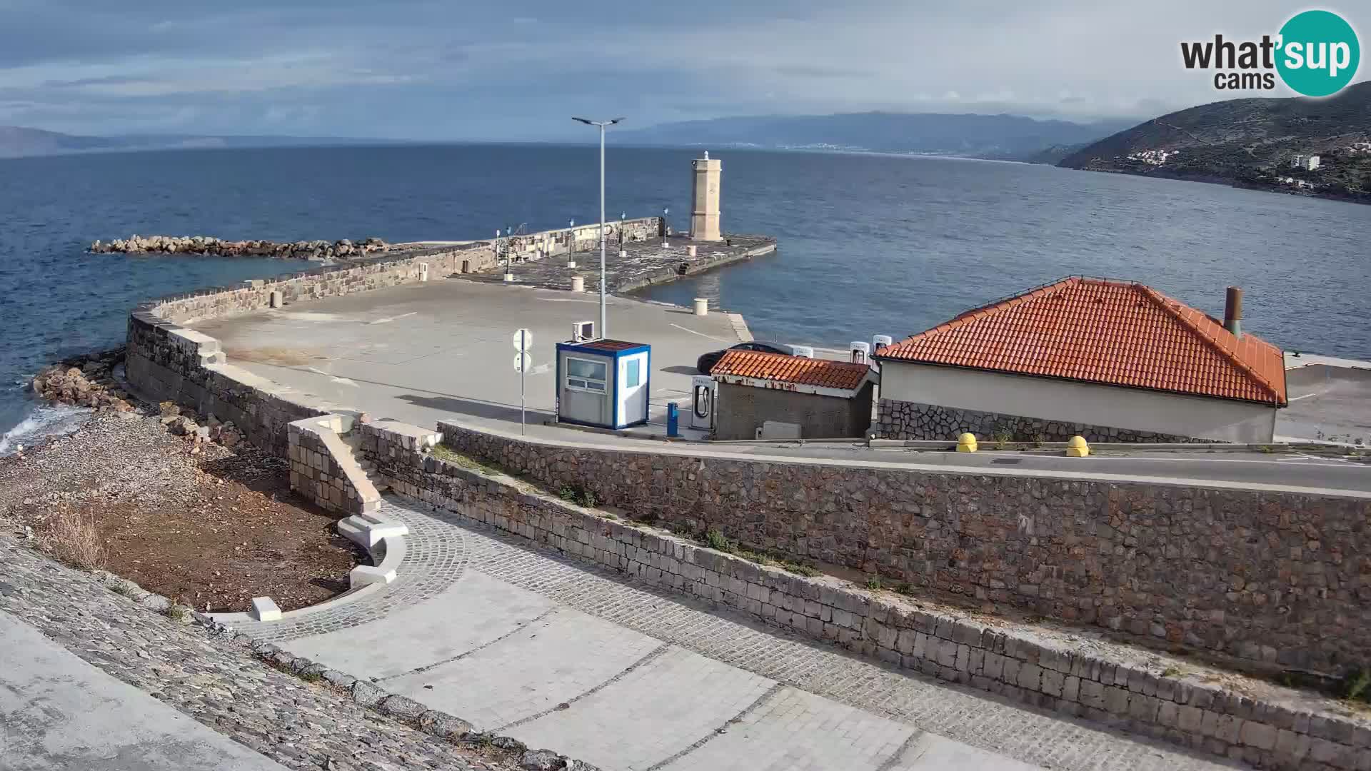 Webcam port de Senj – Vue sur la jetée et le phare