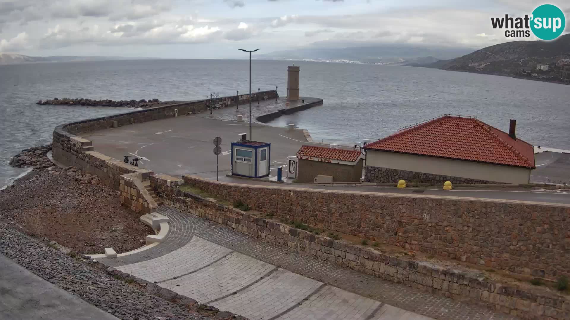 Senj Hafen Webcam – Wellenbrecher & Leuchtturm Liveblick