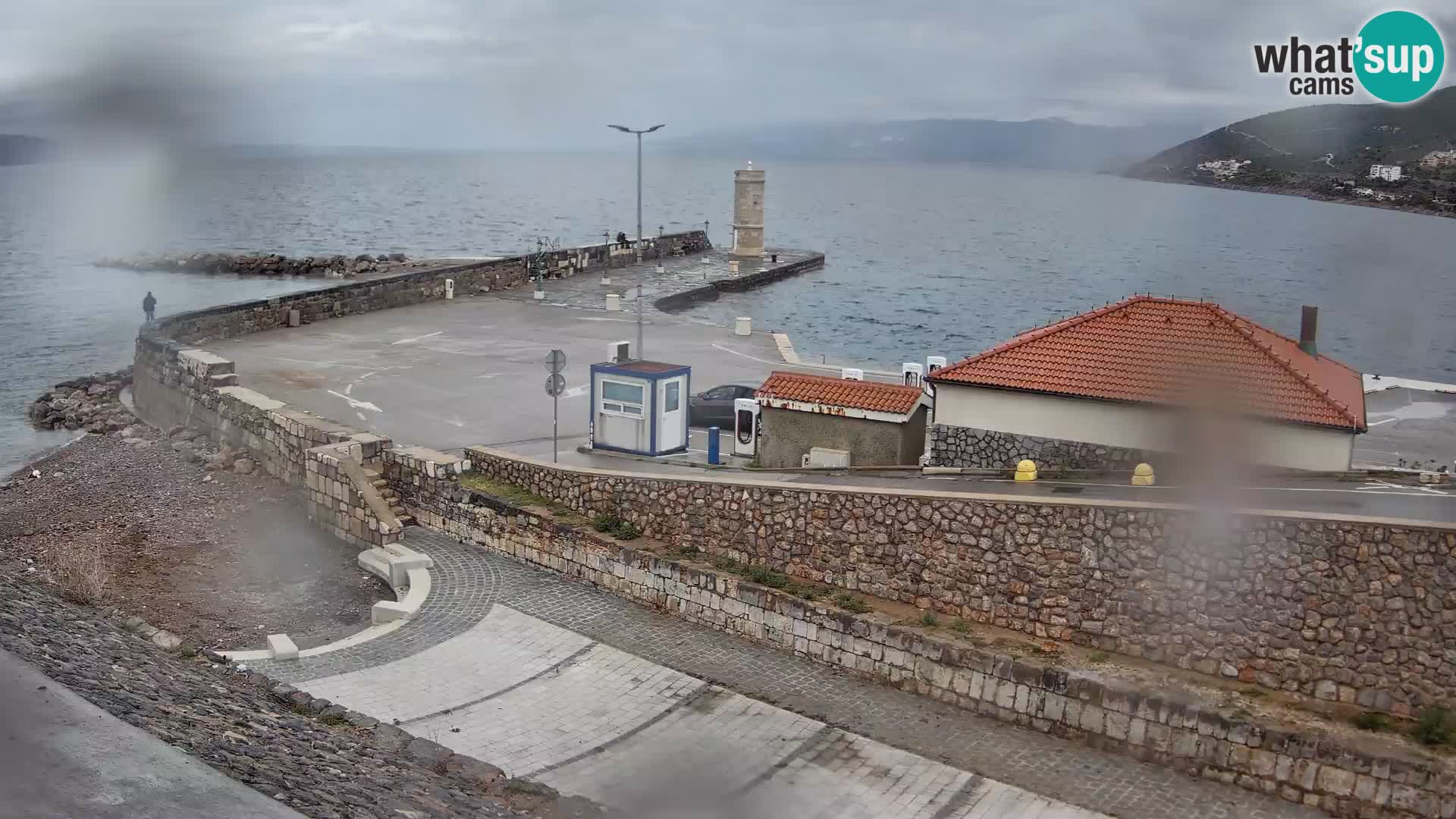 Spletna kamera Senj pristanišče – Pogled na valobran in svetilnik