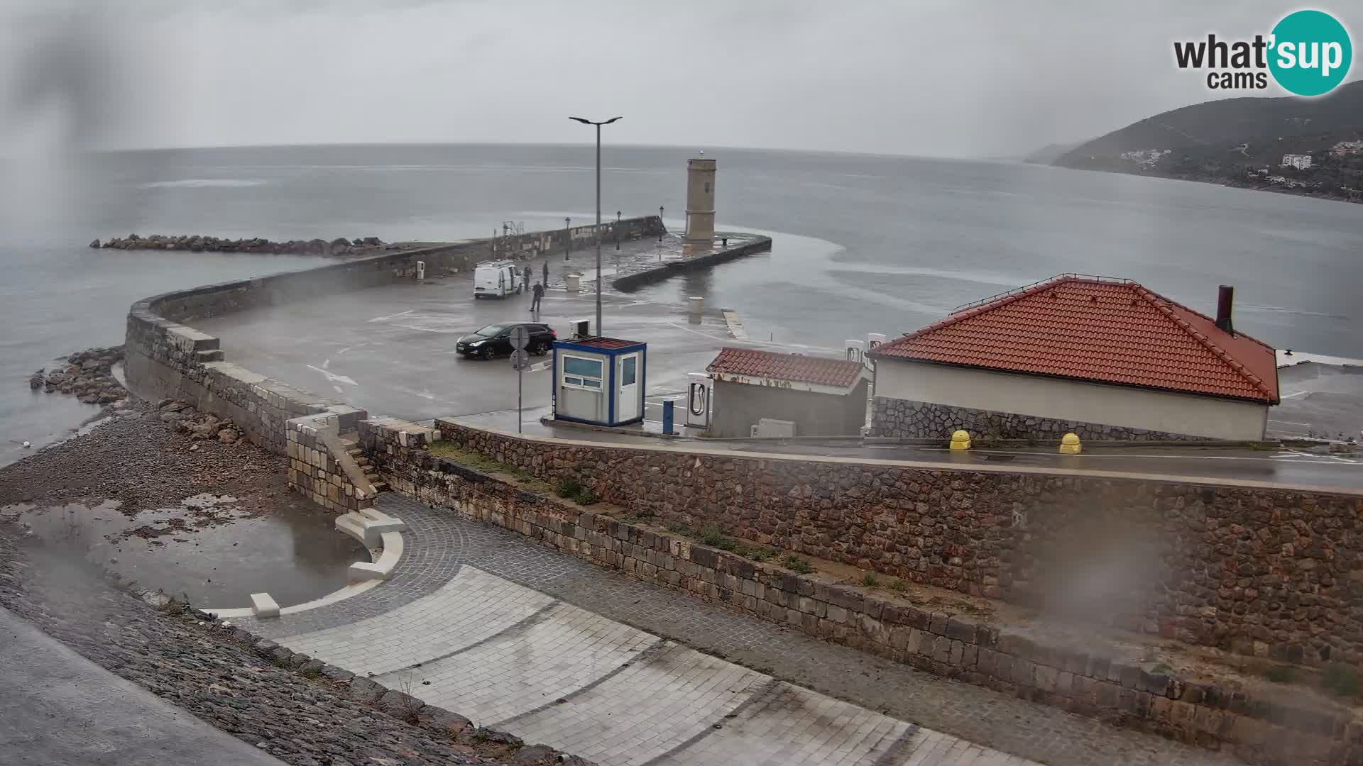 Spletna kamera Senj pristanišče – Pogled na valobran in svetilnik