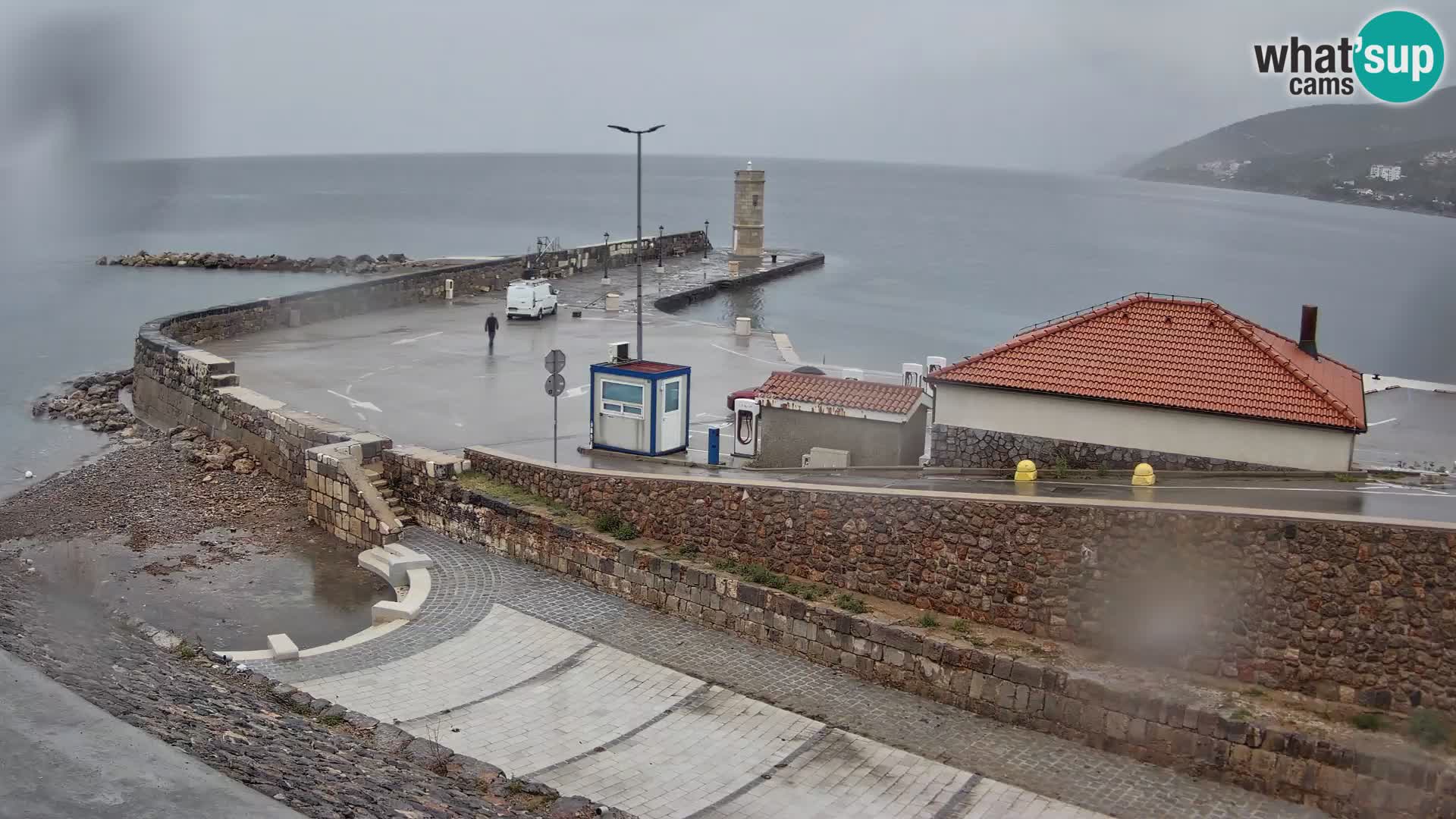 Spletna kamera Senj pristanišče – Pogled na valobran in svetilnik