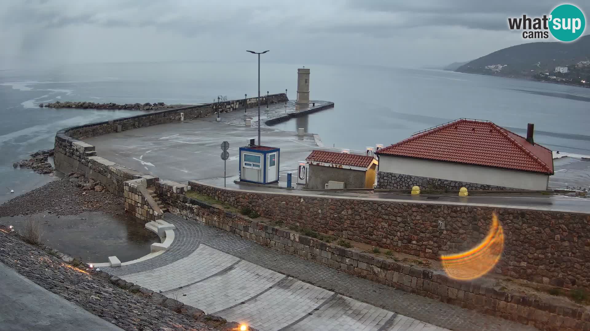 Senj Hafen Webcam – Wellenbrecher & Leuchtturm Liveblick