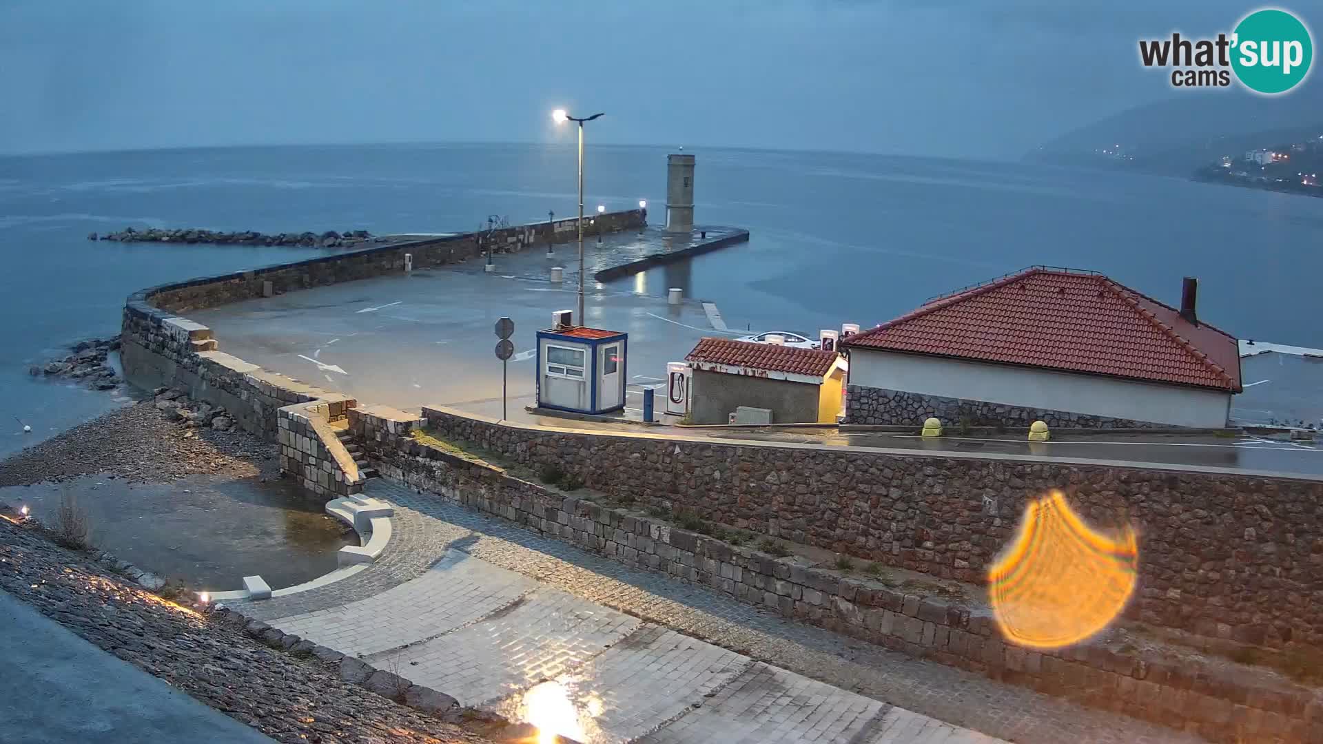 Spletna kamera Senj pristanišče – Pogled na valobran in svetilnik