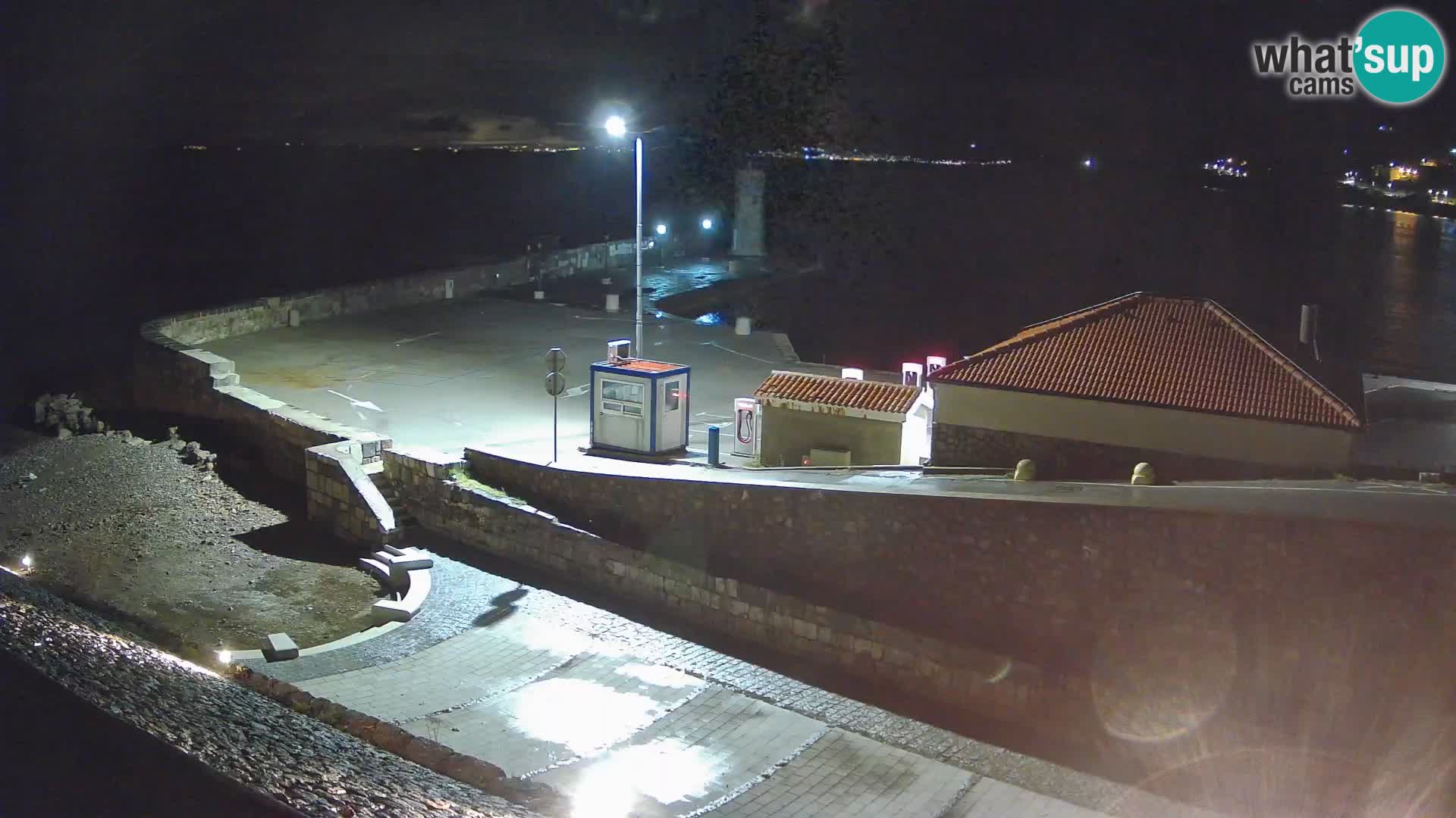 Spletna kamera Senj pristanišče – Pogled na valobran in svetilnik