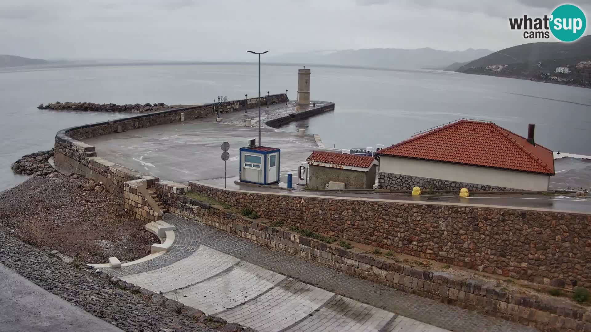 Spletna kamera Senj pristanišče – Pogled na valobran in svetilnik