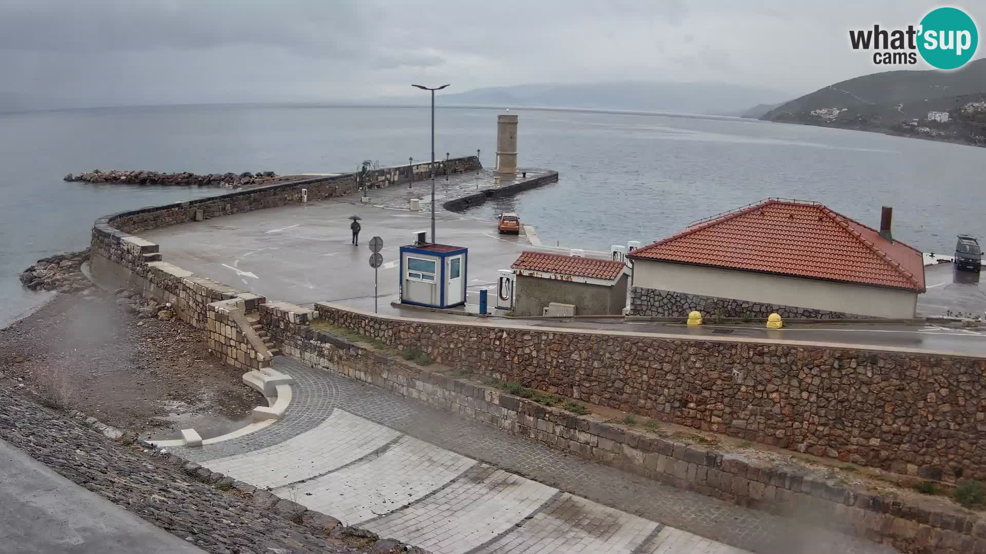 Spletna kamera Senj pristanišče – Pogled na valobran in svetilnik