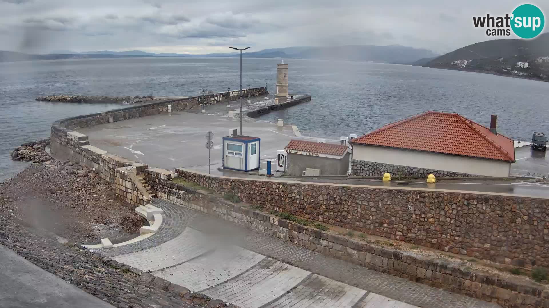 Webcam port de Senj – Vue sur la jetée et le phare
