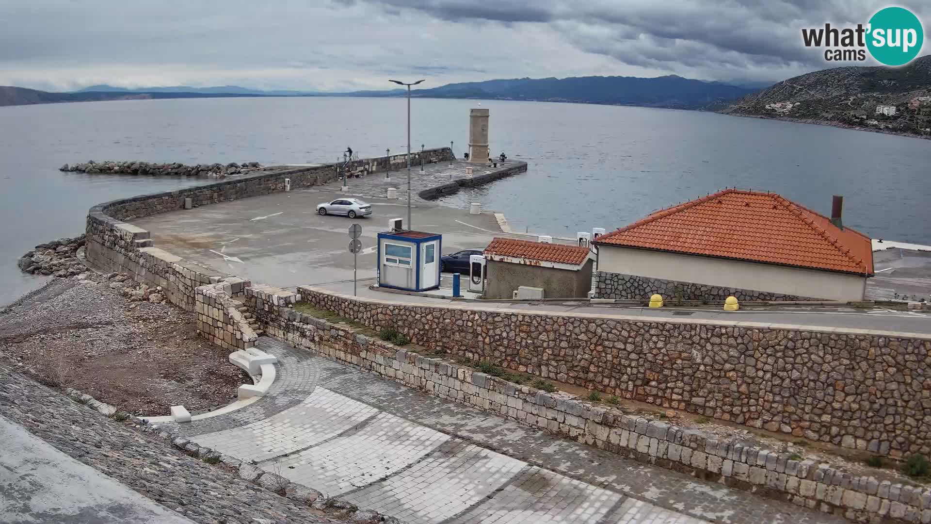 Spletna kamera Senj pristanišče – Pogled na valobran in svetilnik