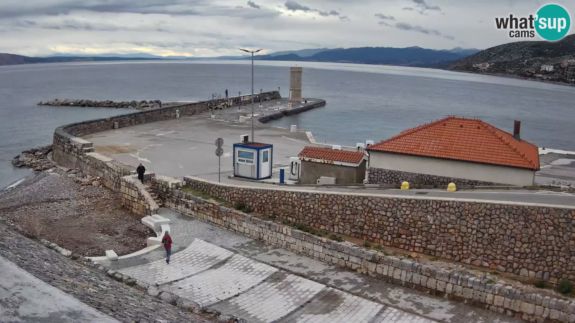 Spletna kamera Senj pristanišče – Pogled na valobran in svetilnik