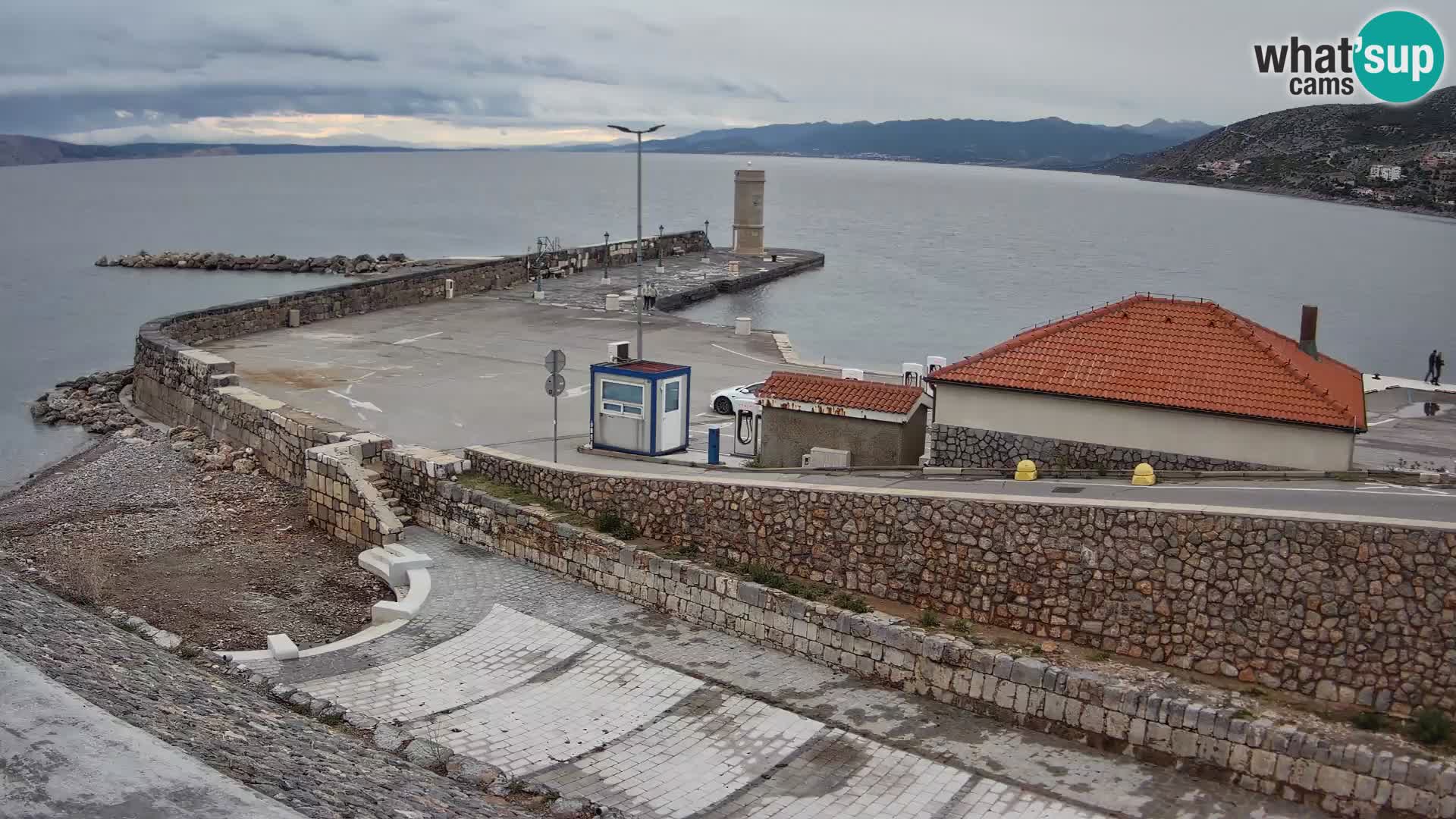 Spletna kamera Senj pristanišče – Pogled na valobran in svetilnik