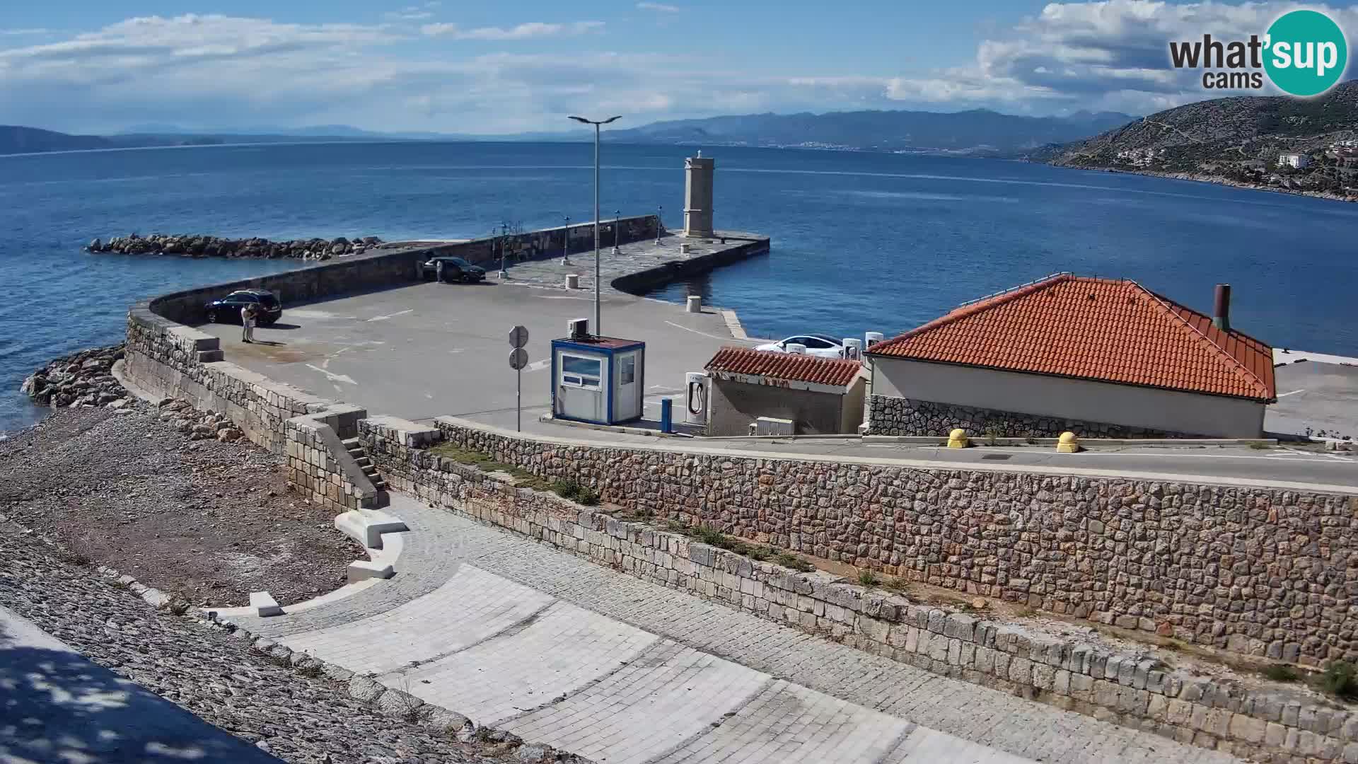 Spletna kamera Senj pristanišče – Pogled na valobran in svetilnik