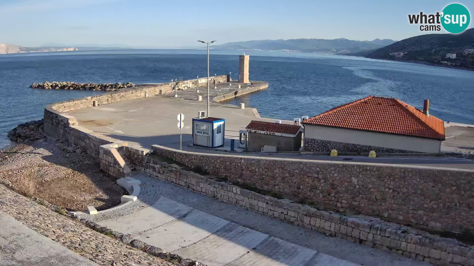 Spletna kamera Senj pristanišče – Pogled na valobran in svetilnik
