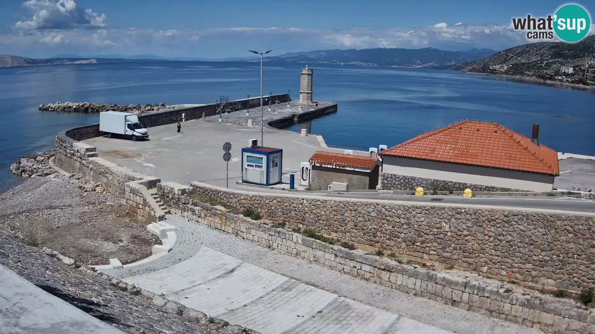 Spletna kamera Senj pristanišče – Pogled na valobran in svetilnik