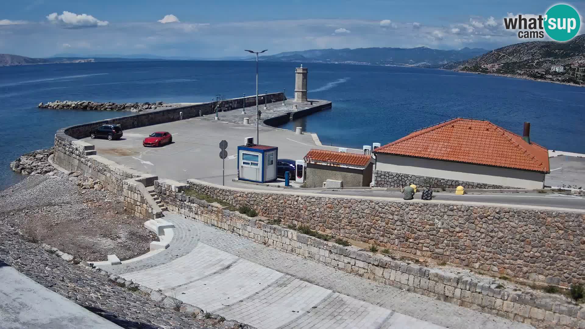 Spletna kamera Senj pristanišče – Pogled na valobran in svetilnik