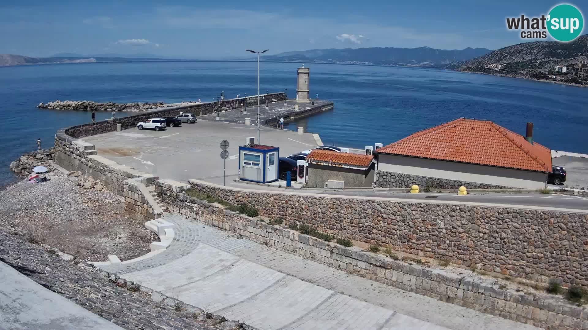 Spletna kamera Senj pristanišče – Pogled na valobran in svetilnik