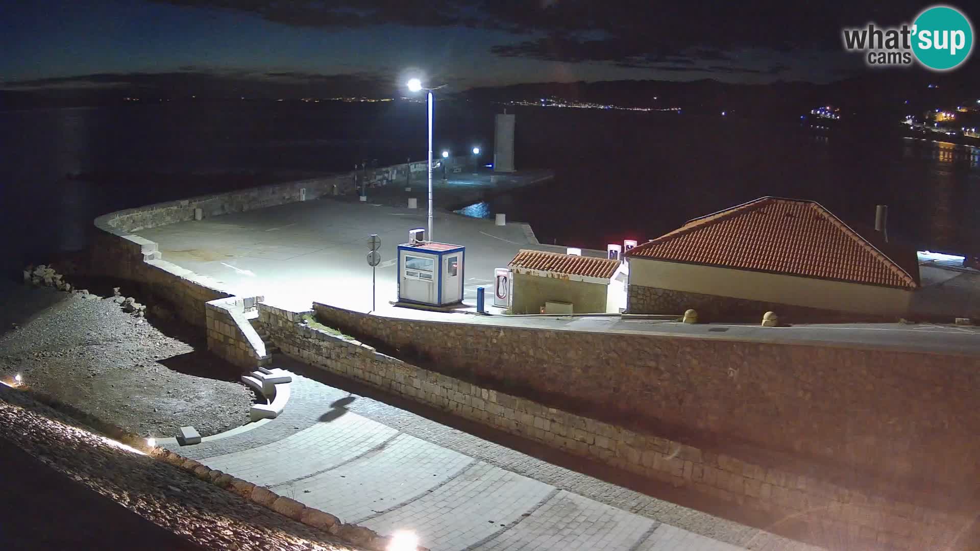Spletna kamera Senj pristanišče – Pogled na valobran in svetilnik