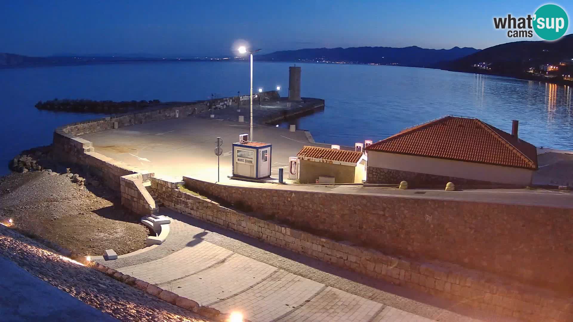 Spletna kamera Senj pristanišče – Pogled na valobran in svetilnik