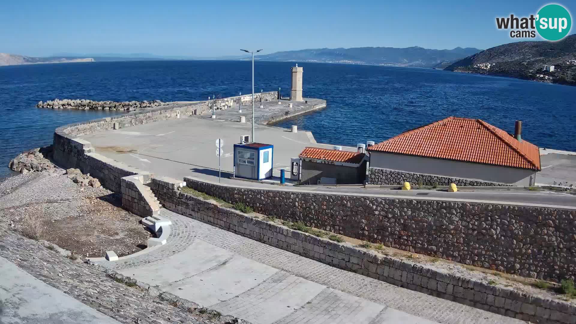 Spletna kamera Senj pristanišče – Pogled na valobran in svetilnik
